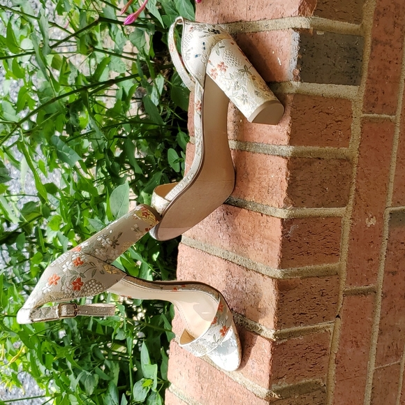 Fabric covered block heel sandals - Picture 2 of 10